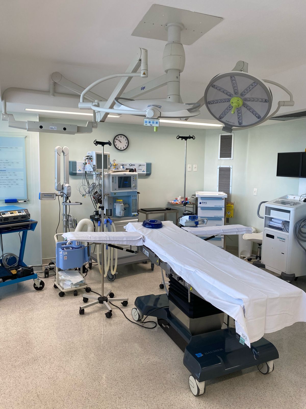 Sala cirúrgica equipada da RMS Espaços Cirúrgicos